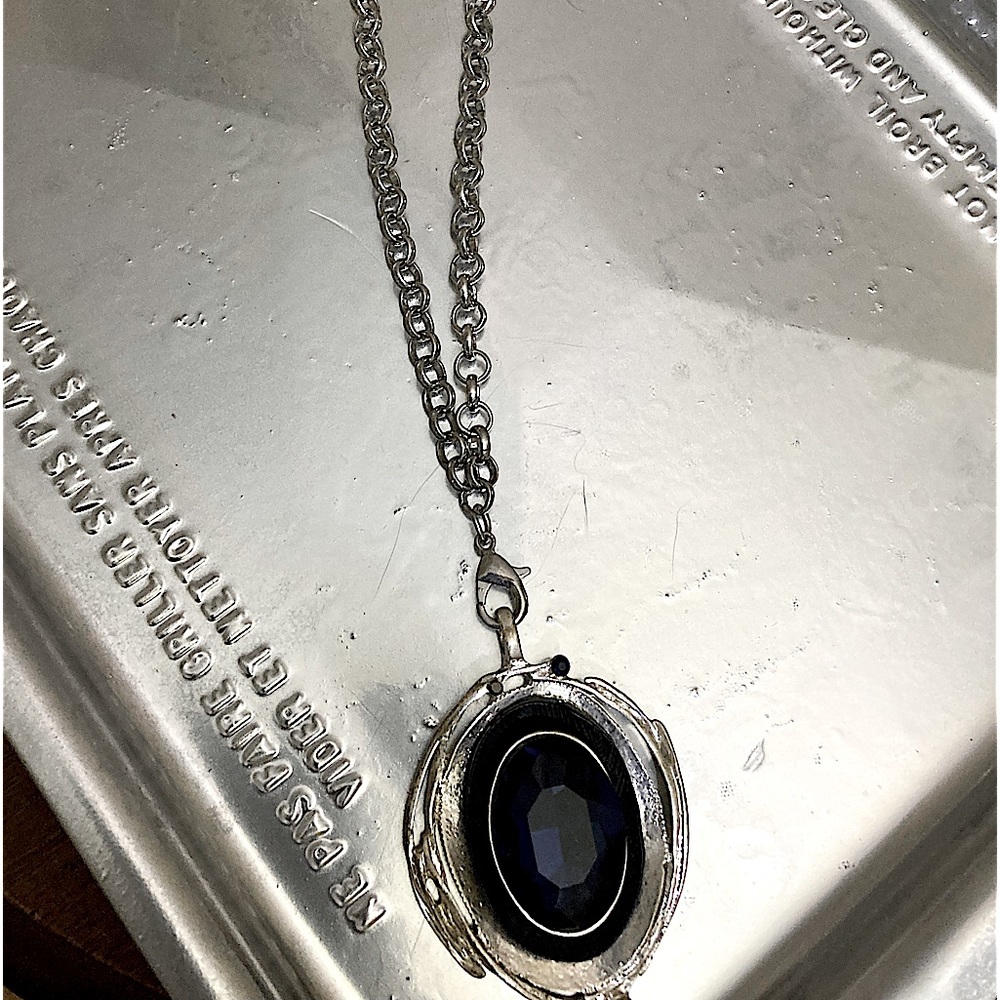 Art deco silver chain with a dark blue pendant it’s a great necklace